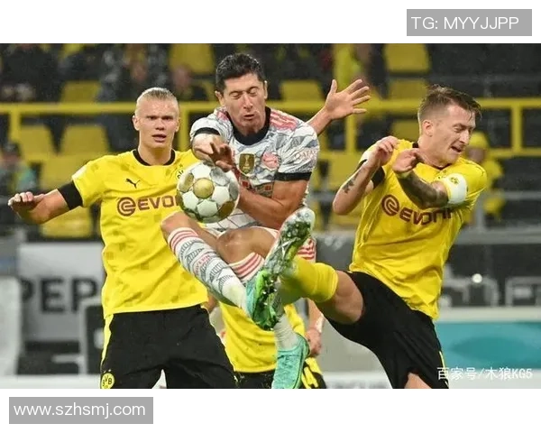 穆勒滑跪庆祝进球留下三条印痕 突显坚韧与激情