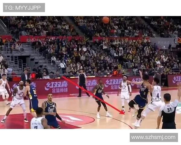 足球巨星赛场意外滑倒裤子滑落现场露屁股引发球迷爆笑热议